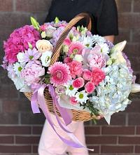 Композиция солнечный день в Льгове Цветочная композиция из Розы, Хризантемы, Пионы и Лизиантусы в корзине в Льгове