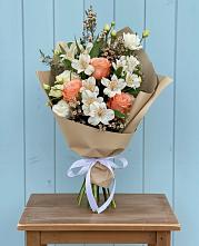 Букет цветов из:  Альстромерии, Лизиантусы, Розы и Хризантемы в Льгове