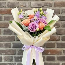 Букет цветов из:  Лизиантусы и Розы в Льгове