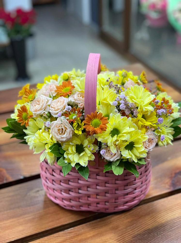 Цветочная композиция из Хризантемы и Розы в корзине в Льгове