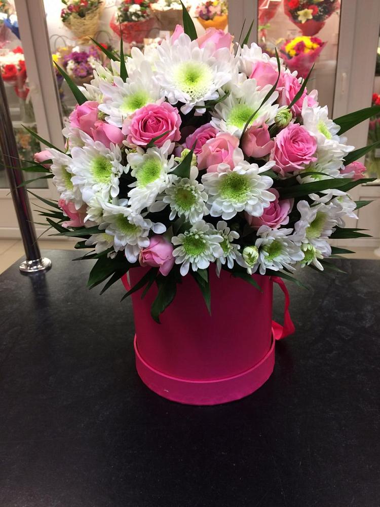 Цветочная композиция из Розы и Хризантемы в шляпной коробке в Льгове